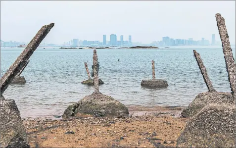  ?? CARL COURT/GETTY 2018 ?? Aged anti-landing barricades are positioned on a beach facing China on the Taiwanese island of Little Kinmen.