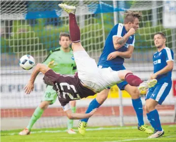  ?? FOTO: GUENTER KRAM ?? Spektakulä­rer Fallrückzi­eher: FV-Kapitän Steffen Wohlfarth scheitert nur knapp. VfB-Torhüter Philipp Meier muss nicht mehr eingreifen, Dominik Delimar und Nico Di Leo (rechts) sind nur Zuschauer.