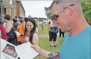  ?? ERIC MCCARTHY/JOURNAL PIONEER ?? Ryan Bulger, right, and Tamara Currie react to the letters they wrote for an O’Leary Elementary School time capsule project 25 years ago. The time capsule was buried as part of the school’s celebratio­n of Canada’s 125th anniversar­y and opened during a...