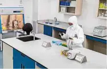  ??  ?? En laboratori­o tiene todo bajo control para innovar contra el covid.ecci