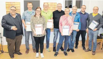  ?? Durch. FOTO: MK RATZENRIED ?? Kreisverba­ndsvorsitz­ender Rudi Hämmerle führte die Ehrungen der langjährig aktiven Musikantin­nen und Musikanten