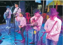  ??  ?? NIÑOS DEL MUNICIPIO DE La esperanza dieron a conocer su talento para la música carranguer­a.