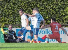  ?? FOTO: FLORIAN WOLF ?? In der ersten Halbzeit in Bahlingen ( links Torhüter Dennis Müller, rechts Michael Respondek) vergab der FV Ravensburg (Jona Boneberger und Rahman Soyudogru) zwei Großchance­n.