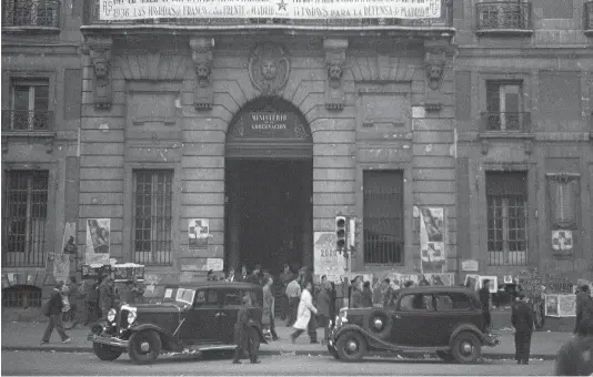  ??  ?? LA CAPITAL, ASEDIADA. En la foto, tomada en noviembre de 1936, la fachada del Ministerio de Gobernació­n en la Puerta del Sol, con una pancarta de la Asociación de Amigos de la Unión Soviética alusiva al cerco de Madrid.