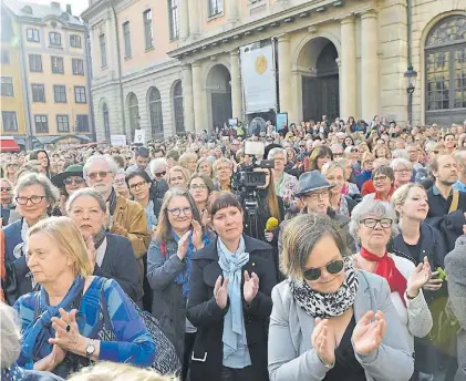  ?? AFP ?? Protesta. Cientos de personas fueron ayer a la sede de la academia. Pidieron la renuncia de toda la junta.