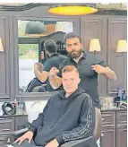  ?? FOTO: ELIA ?? Der Friseurmei­ster mit Abwehrspie­ler Nico Elvedi von Borussia.