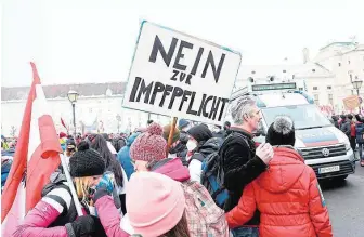  ?? ?? Demonstran­ten am Samstag in Wien – sie kämpfen gegen Impfungen, die Leben retten können