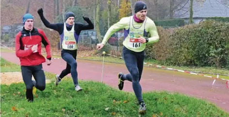  ?? FOTO: SC MYHL LA ?? Spannende Angelegenh­eit: Im finalen Lauf des Speedcross’ lieferten sich Kai Schmidt (l.) vom SV Viktoria Goch und die beiden Läufer des SC Myhl LA, Micha Noé und Jonas Hanßen (v.r.), einen packenden Dreikampf um den Gesamtsieg.