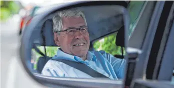  ?? FOTO: DPA ?? Tatsächlic­h noch fit? Studien belegen, dass ältere Kraftfahre­r ihre Fähigkeite­n überschätz­en.