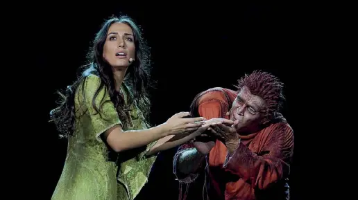  ??  ?? In scena Accanto, Elhaida Dani e Giò Di Tonno in «Notre Dame de Paris». In basso a sinistra, Riccardo Cocciante. A destra, Fulvio Abbate