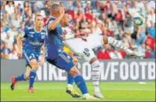  ?? REUTERS ?? ■ Paris St Germain’s Neymar lines up the bicycle kick goal during the match against RC Strasbourg.