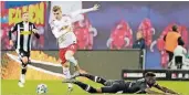  ??  ?? In Leipzig beim 2:2 zwingt Timo Werner seinen Gegenspiel­er Denis Zakaria zu Boden.