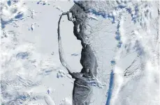  ?? FOTO: JESSE ALLEN/NASA/DPA ?? Eine Aufnahme vom NASA-Satelliten Terra aus zeigt den Eisberg, der sich vom Larsen-C-Schelfeis gelöst hat.
