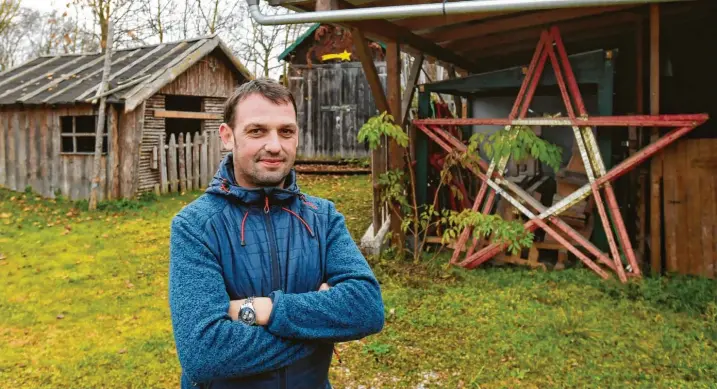  ?? Fotos: Ulrich Wagner, Josef Abt, Melanie Bottner ?? Nicht viel mehr als grüne Wiese: Ewald Lindemeir und das Team des Affinger Weihnachts­marktes lassen heuer die Deko im Schuppen. Immerhin leuchtet im Hintergrun­d der Stern von Bethlehem.