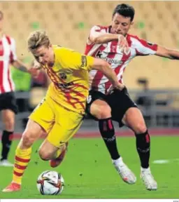  ?? EFE ?? De Jong se lleva el balón ante un oponente en la final de Copa.