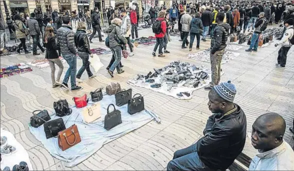  ?? XAVIER CERVERA ?? Algunos de los vendedores ambulantes que protagoniz­aron la protesta de ayer en la Rambla