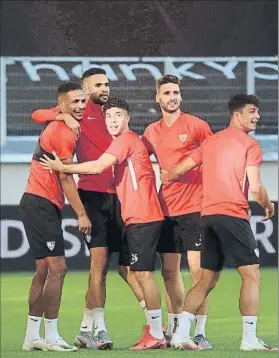  ?? FOTO: EFE ?? Los jugadores del Sevilla, ayer durante el entrenamie­nto en el MSV Arena de Duisburgo