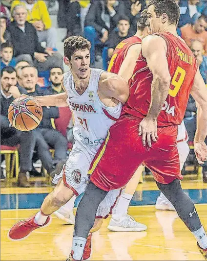  ?? FOTO: FIBA ?? Oriol Paulí, alero de la selección española, ante Blagota Sekulic, de Montenegro, en el encuentro de ayer en Pogdorica