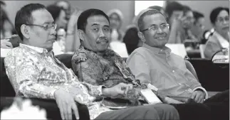  ?? ALLEX QOMARULLA/JAWA POS ?? PENGABDI IPTEK: Prof Dr Mohammad Nasih, Dekan FK Unair Prof Dr dr Soetojo SpU, dan Dahlan Iskan dalam acara simposium kemarin. Dahlan memberi testimoni terapi stem cell.