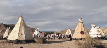  ??  ?? Die Filmstudio­s „Fort Bravo“im Texas Hollywood bieten neben dem Westerndor­f noch ein SoldatenFo­rt, ein Indianer-Lager mit Tipi-Zelten sowie ein typisch mexikanisc­hes Dorf.