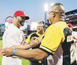  ?? Enviado especial / tonito zayas ?? Albert Pujols comparte con los hijos del legendario Roberto Clemente en el Busch Stadium. Allí, los Clemente recibieron un donativo de $50,000 de parte de Yadier Molina, Adam Wainwright y Pujols.