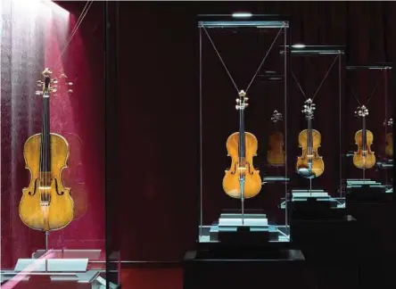  ??  ?? Una delle sale del Museo di violino di Cremona (Courtesy of Native Instrument­s Gmbh). Nell’auditorium sono stati registrati i suoni degli strumenti