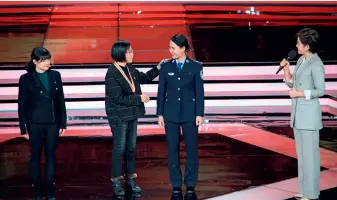  ??  ?? Zhang Guimei (2e à g.) présente deux de ses anciennes élèves lors de la cérémonie de remise des prix de « modèle de notre époque », organisée le 11 décembre 2020.