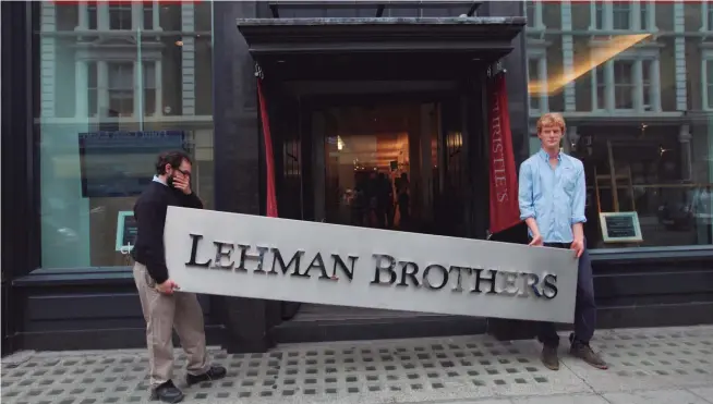  ??  ?? El gran perdedor. Artículos de oficina y piezas de Lehman Brothers, incluyendo sus letreros, se vendieron después del colapso financiero en 2008.