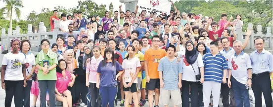  ??  ?? Dr Samiah (sixth right-with head scarf) and Dr Toh (right) with the Special Olympics athletes and volunteers.