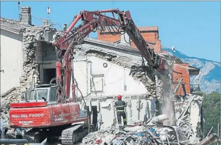  ?? ANTONIO CALANNI / AP ?? Una casa de Amatrice muy dañada es derribada por los bomberos para evitar un accidente