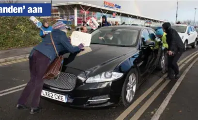  ?? FOTO B ?? De Britse minister van Volksgezon­dheid Jeremy Hunt is voor veel dokters en verpleegku­ndigen kop van jut. In november werd zijn auto nog geblokkeer­d tijdens een protest in Bristol.