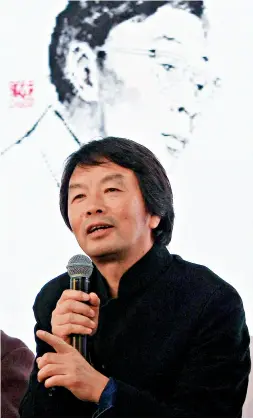  ??  ?? Le 16 décembre 2014, la cérémonie du 6e prix Fu Lei s’est tenue à Beijing. Liu Zhenyun était présent en tant que juge invité.