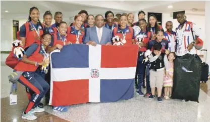  ??  ?? Las nuevas monarcas del Caribe en Balonmano muestran la bandera nacional y sus medallas luego del triunfo sobre Puerto Rico.