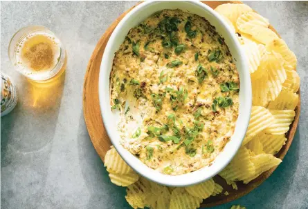  ?? DAVID MALOSH/THE NEW YORK TIMES ?? This spicy clam dip, a celebratio­n of canned clams, takes some cues from rich, cheesy crab dip.