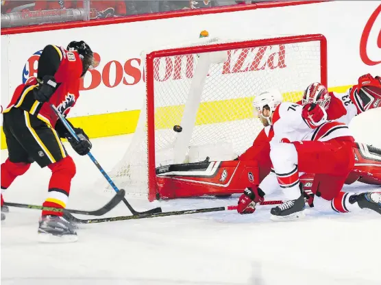  ?? GAVIN YOUNG ?? Calgary Flames winger Jaromir Jagr comes close to scoring against Carolina Hurricanes goaltender Scott Darling during Thursday’s game at the Scotiabank Saddledome. The Canes beat the Flames 2-1 on a Justin Williams power play goal.