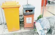  ??  ?? 市议会的橙色公共垃圾­桶旁，成了店屋楼上住户和路­人丢整包垃圾的据点，有碍市容。