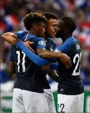  ?? Kingsley Coman félicité par Tolisso et Ikoné après l’ouverture du score. (Photo AFP) ??