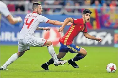  ??  ?? HAT-TRICK. Asensio se va de un macedonio en el primer partido de este Europeo y marcó tres goles.