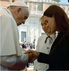  ?? ?? Udienza Francesco in San Pietro con Yulia Fedosiuk (destra) e Kateryna Prokopenko