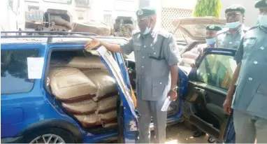  ?? Photo: Mohammed Yaba ?? Federal
Operation Unit of Nigerian Customs Comptrolle­r Albashir Hamisu showcasing a seized loaded vehicle with foreign rice at the zone B headquarte­rs Kaduna.