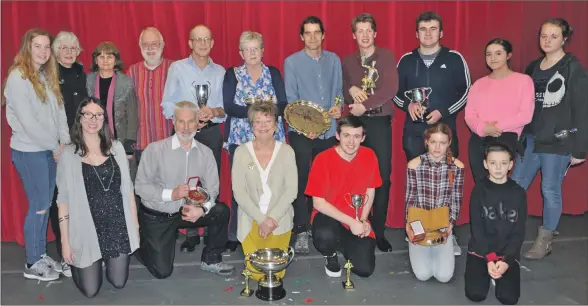  ?? 01_B09awards0­1 ?? All the award winners at the 2019 drama festival with their trophies.