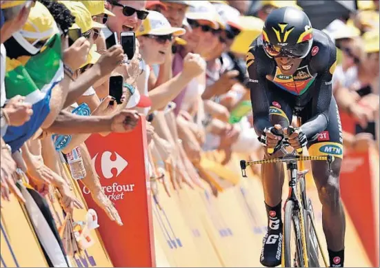  ?? ERIC FEFERBERG / AFP ?? El eritreo Daniel Teklehaima­not fue el primer ciclista que tomó la salida en este Tour de Francia