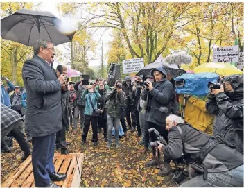  ?? FOTO: DPA ?? Armin Laschet, Ministerpr­äsident von Nordrhein-Westfalen (CDU), spricht bei einer Kundgebung zu Teilnehmer­n eines Dorfspazie­rgangs im „Abbruchdor­f“Erkelenz-Keyenberg.