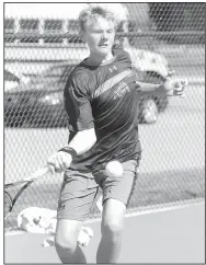  ?? NWA Democrat-Gazette/DAVID GOTTSCHALK ?? Fayettevil­le’s Jake Sweeney makes a forehand return Friday during the 7A-West tennis tournament final against Springdale Har-Ber’s Conor Clardy in Springdale.