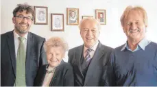  ?? FOTO: CBM ?? Freuen sich über das Jubiläum (von links): Bürgermeis­ter Matthias Burth, Maria und Josef Müller samt Ortsvorste­her Hartmut Holder.