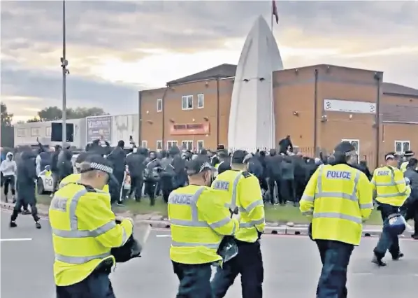  ?? ?? Police move in to quell unrest at the Durga Bhawan Hindu Temple in Smethwick on Tuesday after it was besieged by a crowd of young Muslim men