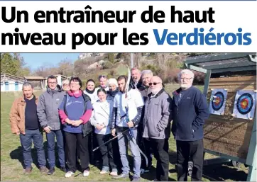 ?? (Photo Jo. B.) ?? De gauche à droite Marcel Albert, Hervé Chatard, Claudine Caux (entraîneur officiel) et les archers et membres du club (Serge Rozerot, président porte une veste grise).