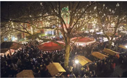  ?? -FOTO (ARCHIV): KAISER ?? Auf dem Buttermark­t wird zum Weihnachts­markt eine kleine Budenstadt aufgebaut.
Der Werbering möchte eine größere Hütte dazustelle­n und den Beginn auf donnerstag­abends vorverlege­n.