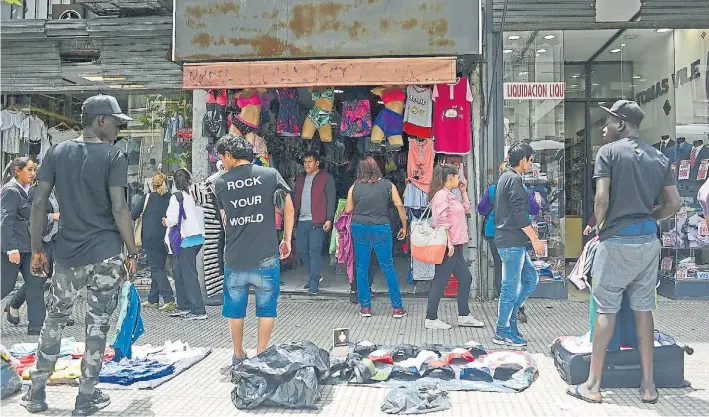  ?? DAVID FERNÁNDEZ ?? Lugar crítico. Los alrededore­s de la terminal del Sarmiento, en el centro comercial de Once, volvieron a ser el lugar de la Ciudad más afectado por la venta clandestin­a.