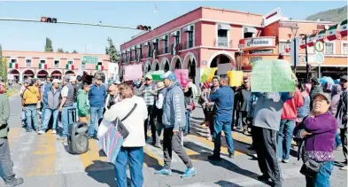  ?? /FRANCISCO HERNÁNDEZ ?? Durante hora y media bloquearon la circulació­n de la Plaza Juárez, así como de la calle Guerrero, en Pachuca